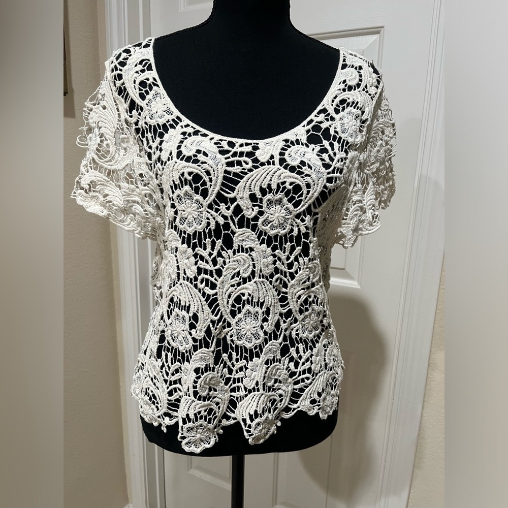 VIVID COLLECTION OF NY, CROCHETED BOHO TOP, CREAM COLOR SIZE M.